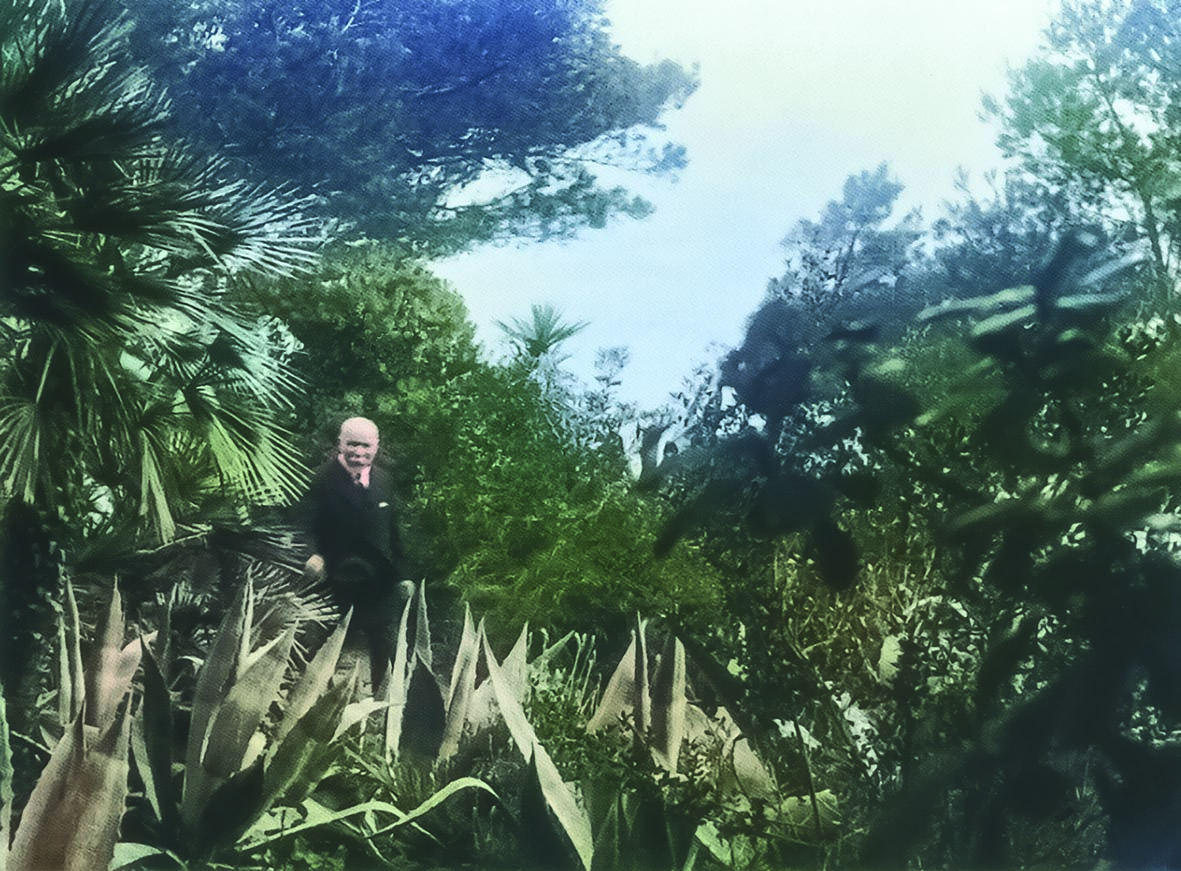 ALBERT KAHN dans son jardin au Cap Martin